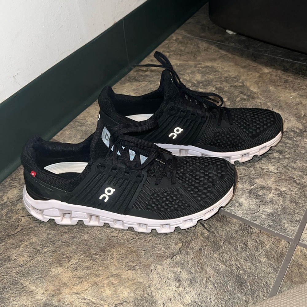 ON Cloud Women’s Sneakers Size 9